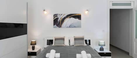 4 bedrooms, desk, iron/ironing board, WiFi