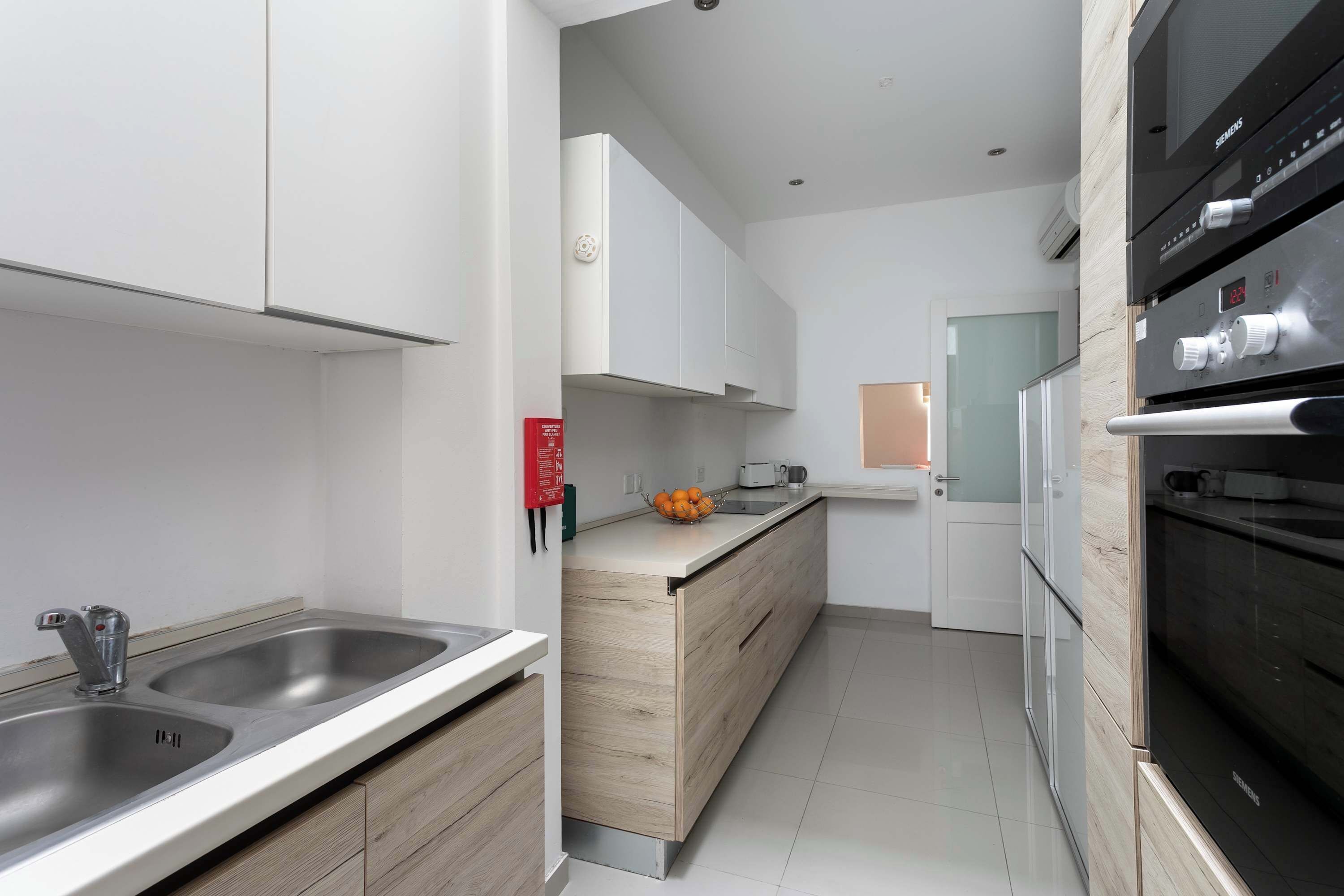 Kylskåp, mikrovågsugn, ugn och diskmaskin