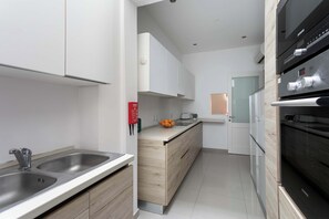 Kylskåp, mikrovågsugn, ugn och diskmaskin