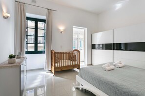 4 habitaciones, escritorio, tabla de planchar con plancha y wifi 
