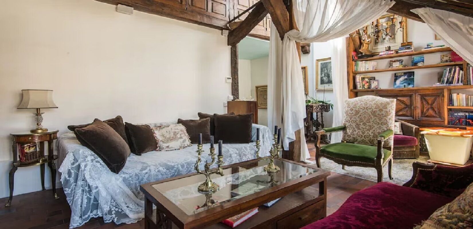 Télévision, cheminée, lecteur de DVD, livres