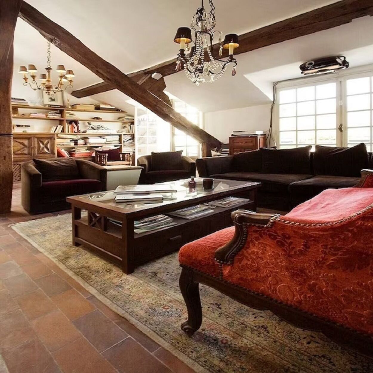 Télévision, cheminée, lecteur de DVD, livres