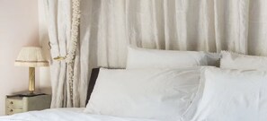 1 Schlafzimmer, Zimmersafe, Schreibtisch, Bügeleisen/Bügelbrett