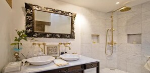 Dusche, Haartrockner, Handtücher, Seife