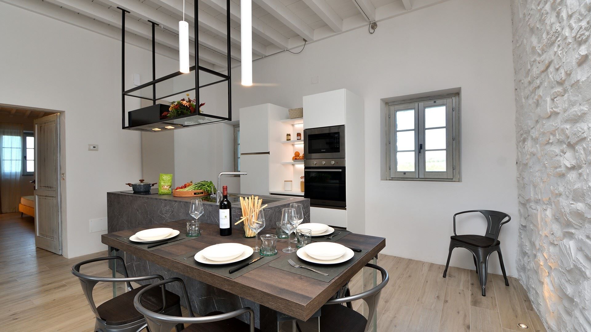 Una cocina moderna con comedor.