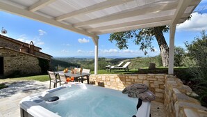 A hot tub under a pergola with a table and chairs, overlooking a scenic landscape. - Pievania, Fattoria la Pieve, Roccalbegna, Grosseto and Maremma (Roccalbegna)