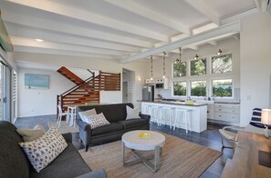 Smart TV - The Ultimate Modern Straddie Beach House (Point Lookout)