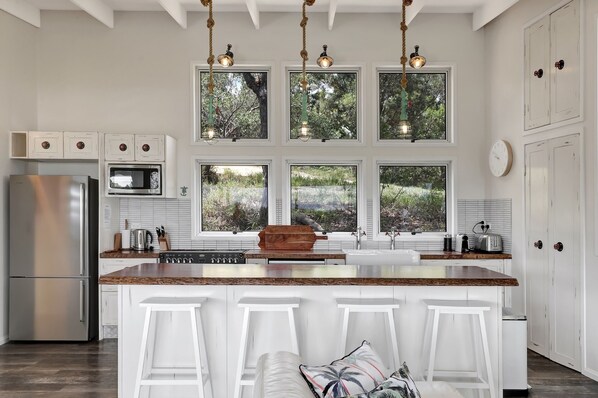 Fridge, microwave, oven, dishwasher - The Ultimate Modern Straddie Beach House (Point Lookout)