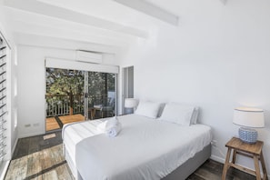 4 bedrooms, iron/ironing board, free WiFi, bed sheets - The Ultimate Modern Straddie Beach House (Point Lookout)