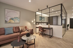 Appartement Deluxe | Coin séjour | TV connectée de 43 pouces avec chaînes par satellite, télévision