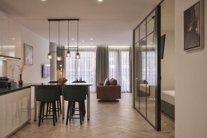 行政公寓 | 客房内保险箱、办公桌、遮光窗帘、隔音