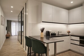 Appartement Deluxe | Cuisine privée | Réfrigérateur, micro-ondes, four, plaque de cuisson