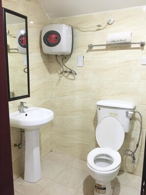 Rainfall showerhead, free toiletries, towels, soap