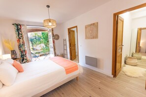 6 bedrooms, iron/ironing board, free WiFi, bed sheets