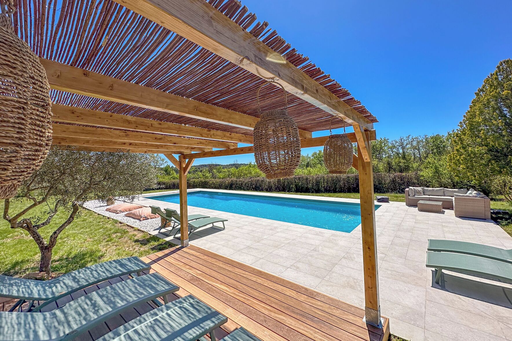 Una piscina al aire libre, una piscina climatizada