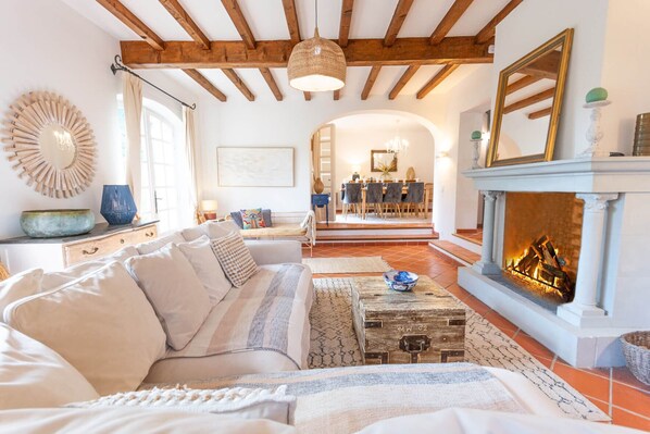 Smart TV, chimenea, videojuegos, mesa de ping pong