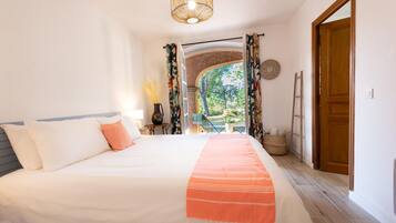 5 slaapkamers, een strijkplank/strijkijzer, reisbedje, gratis wifi