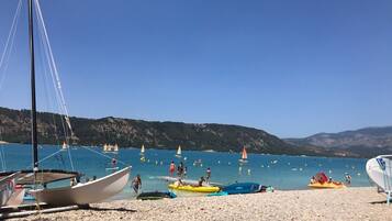 Plage à proximité, chaises longues