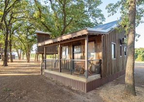 House | 2 bedrooms - The Goldfinch Cabin 15 MIN to Magnolia Baylor (Elm Mott)