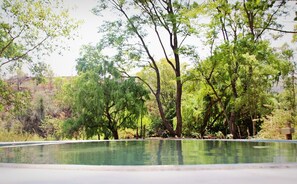 Piscina a l'aire lliure i piscina climatitzada 