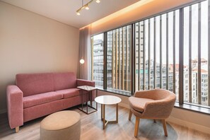 Dúplex superior, 2 habitaciones | Zona de estar | Televisión de pantalla plana de 32 pulgadas con canales por cable