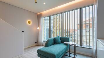 Appartement Duplex, non-fumeurs, vue ville | Coin séjour | Télévision à écran plat de 32 pouces avec chaßnes par cùble, télévision