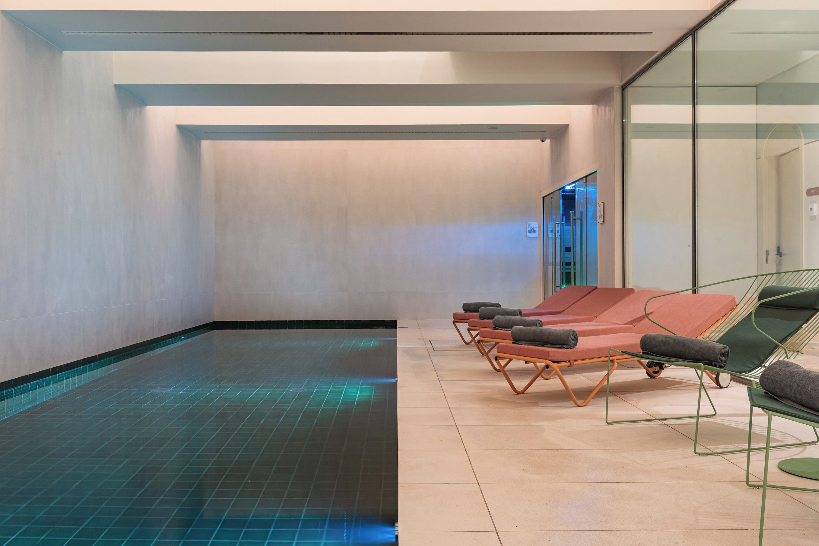 من حمّامات السباحة المغطاة، حمّام سباحة خارجي، مقاعد للتشمس