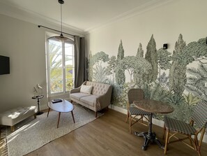 Living area - New air-conditioned 2-room apartment in the center of town + parking. (Cannes)