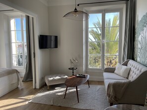 Living area - New air-conditioned 2-room apartment in the center of town + parking. (Cannes)