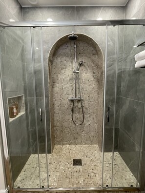 Dusche, Haartrockner, Handtücher, Seife