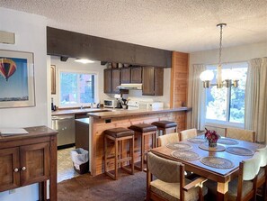 Dining - Wildflower 38: Pet Friendly, Close to Green Line S (Mammoth Lakes)