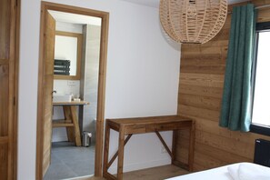 6 bedrooms, desk, iron/ironing board, travel crib