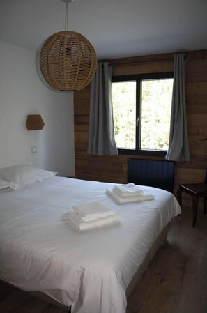 5 chambres, bureau, fer et planche à repasser, lit parapluie