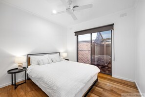 4 bedrooms, iron/ironing board, free WiFi, bed sheets - PANORAMA SUPER SIZED OUTDOOR HEATED POOL & SPA ENTERTAINER,TOOTGAROOK (Tootgarook)