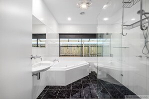 Shower, jetted bath, hair dryer, towels - PANORAMA SUPER SIZED OUTDOOR HEATED POOL & SPA ENTERTAINER,TOOTGAROOK (Tootgarook)