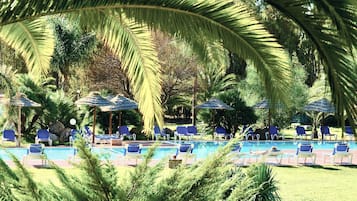 Piscina stagionale all'aperto, ombrelloni da piscina, lettini