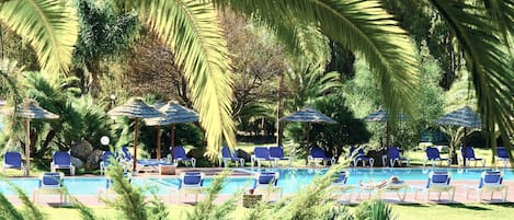 Piscine extérieure (ouverte en saison), parasols de plage