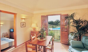 디럭스 아파트 | 거실 공간 | 케이블 채널 시청이 가능한 28인치 평면 TV, TV