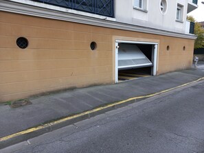 Exterior - 5 minutes from the station. Located between Paris, Disneyland & Asterix (Villeparisis)