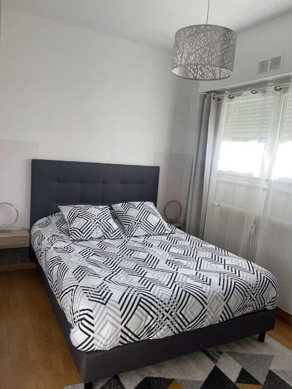 1 bedroom, free WiFi, bed sheets - 5 minutes from the station. Located between Paris, Disneyland & Asterix (Villeparisis)