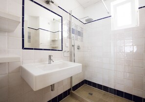 Een douche, een haardroger, een bidet, handdoeken