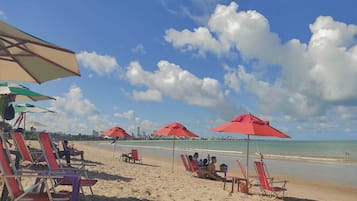 Na praia, areia branca