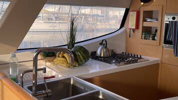 Frigorífico, horno, placa de cocina y cafetera o tetera