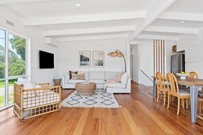 TV, fireplace - Get set to enjoy the perfect summer getaway (Sleeps 8) (Rye)