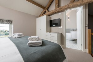 1 bedroom, iron/ironing board, WiFi, bed sheets - Beautiful-Romantic,  luxurious cottage with stunning views (Much marcle)