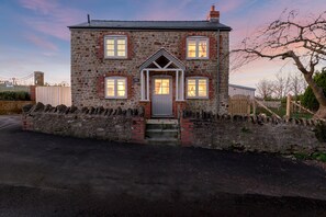 Exterior - Beautiful-Romantic,  luxurious cottage with stunning views (Much marcle)