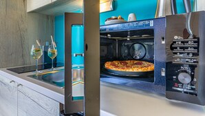 Una cocina moderna con horno empotrado, microondas y estufa.