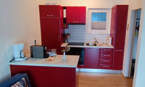 Kühlschrank, Ofen, Herdplatte, Wasserkocher mit Kaffee-/Teezubehör