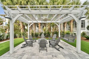 Outdoor dining - Cool Change: Stunning Remodeled Beach House Across from Beach (Panama City Beach)