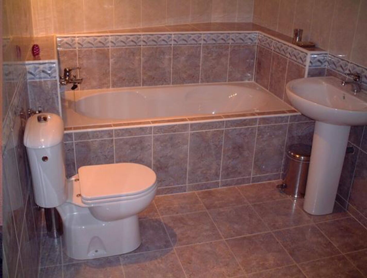 Ein Badezimmer mit Badewanne, Toilette und Waschbecken.